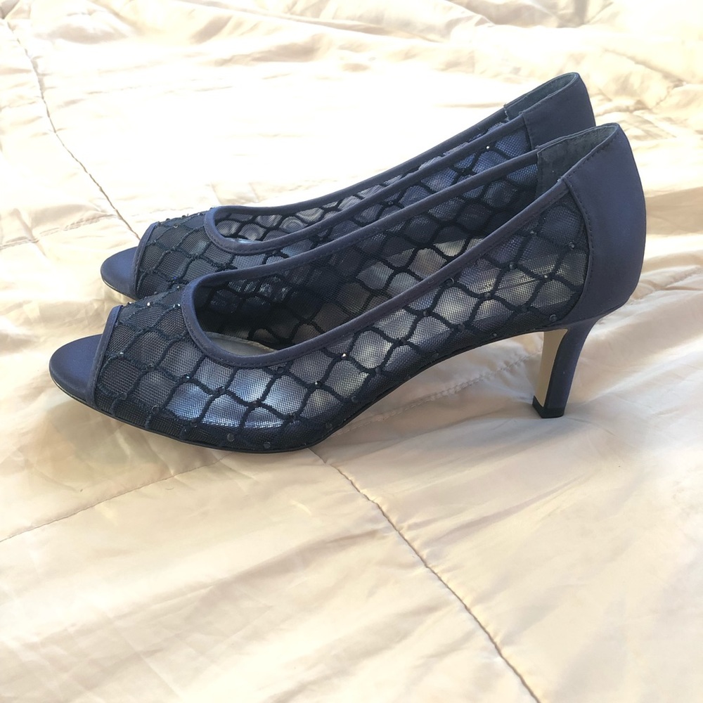 NWOT Alex Marie navy blue kitten heals